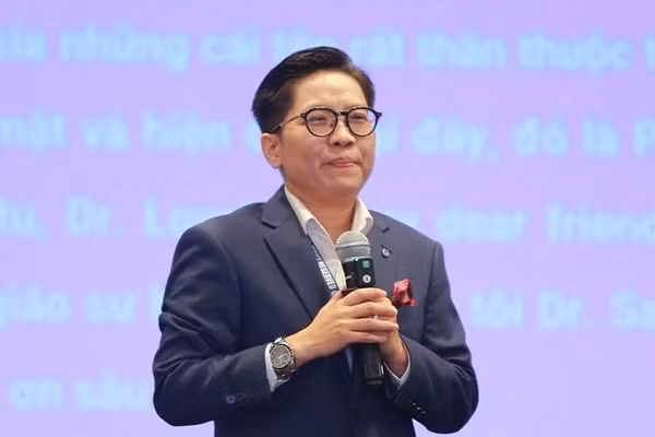 Mot tien si bi dinh chi chuc vien truong