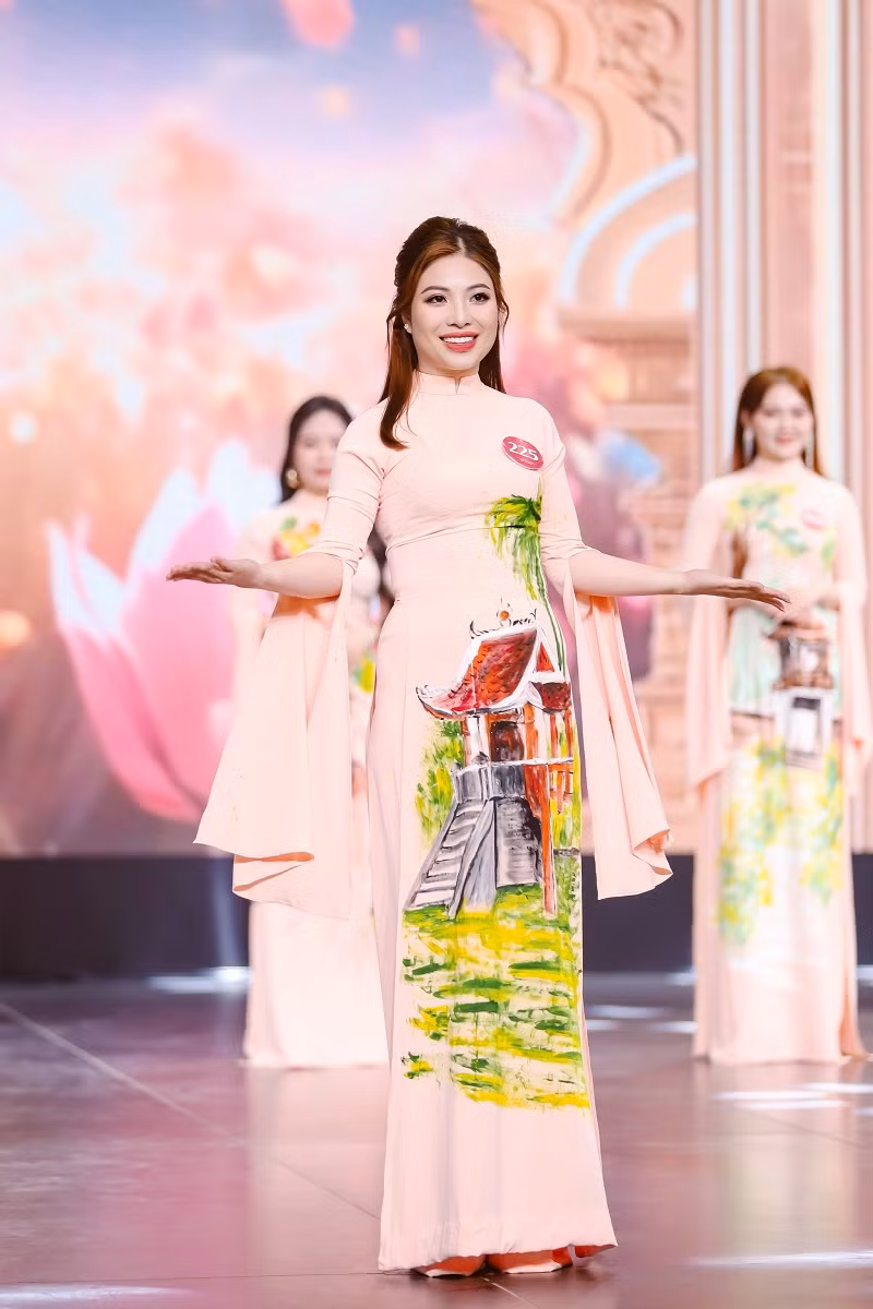 Thi sinh Hoa hau Doanh nhan Viet Nam 2025 ruc ro trong ban ket