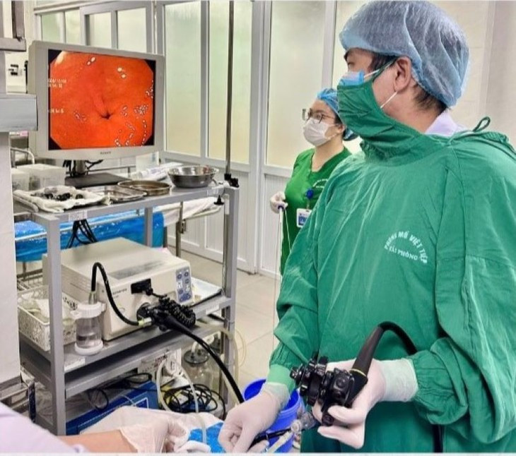 Nguoi phu nu nuot ca ban chai danh rang... khi “giai cuu” nghen hong