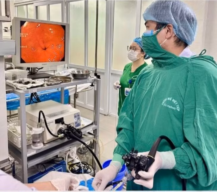 Nguoi phu nu nuot ca ban chai danh rang... khi “giai cuu” nghen hong