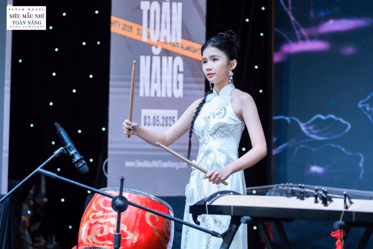 Em thể hiện sự linh hoạt, tinh thần làm việc nhóm tốt, tính cách thân thiện và luôn sẵn sàng hỗ trợ bạn bè. Điều này khiến cô bé trở thành hình mẫu “siêu mẫu nhí toàn năng” đúng với tinh thần mà cuộc thi hướng tới.