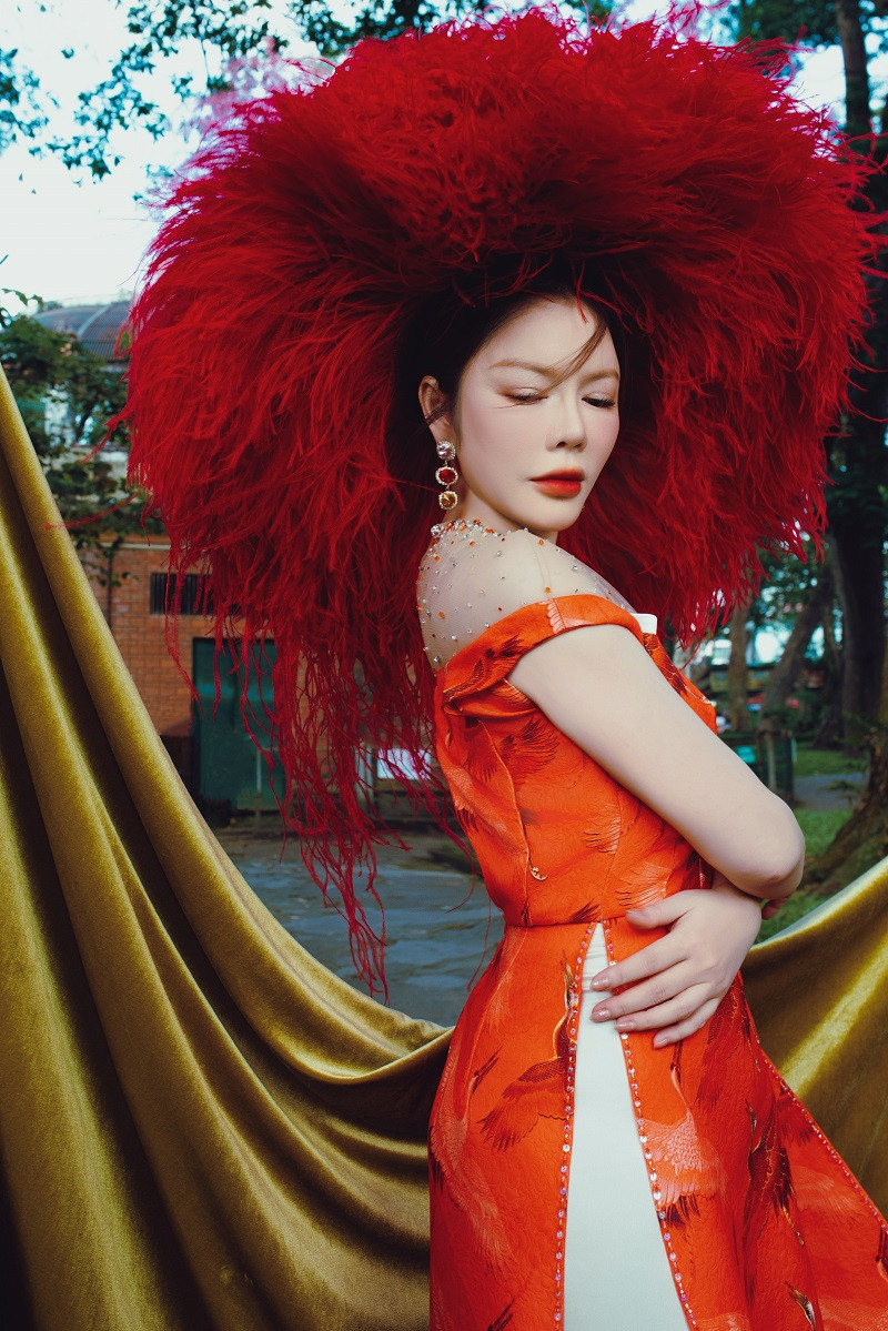 Với Lý Nhã Kỳ, Tết không chỉ là dịp để sum họp gia đình mà còn là cơ hội để cô được diện những tà áo dài truyền thống tuyệt đẹp.