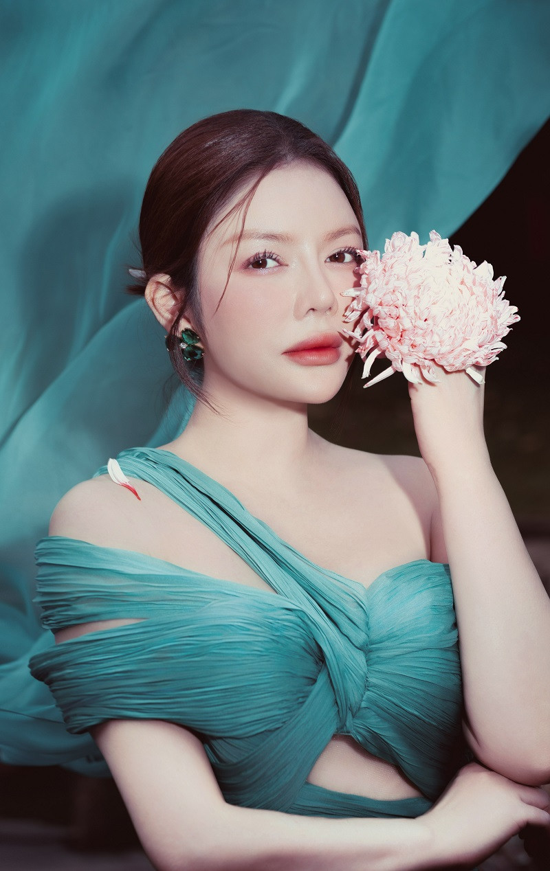 Cận cảnh nhan sắc xinh đẹp của Lý Nhã Kỳ trong bộ trang phục được thiết kế kỳ công.