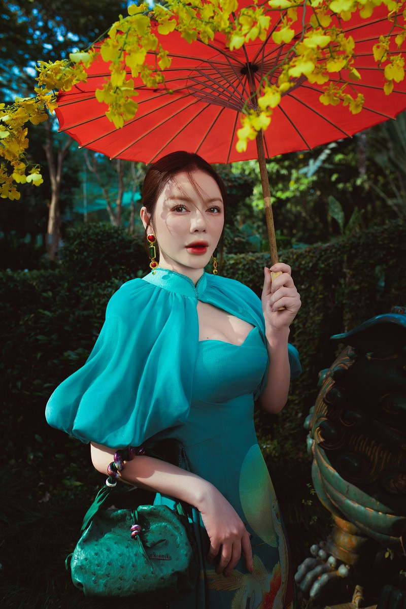 Với bối cảnh là không gian xanh mát của Thảo Cầm Viên Sài Gòn, những hình ảnh của Lý Nhã Kỳ đã thực sự khiến người xem phải trầm trồ.