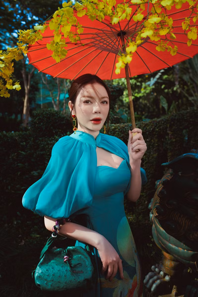 Với bối cảnh là không gian xanh mát của Thảo Cầm Viên Sài Gòn, những hình ảnh của Lý Nhã Kỳ đã thực sự khiến người xem phải trầm trồ.