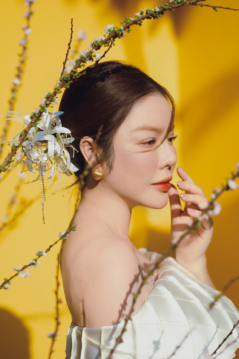 "Mỗi khi khoác lên mình tà áo dài truyền thống, tôi cảm thấy tự hào về văn hóa dân tộc và tràn đầy năng lượng tích cực cho một năm mới. Từ nhỏ, tôi đã rất thích được mặc áo dài mới trong dịp Tết. Đó là những kỷ niệm đẹp đẽ mà tôi luôn trân trọng", cô tâm sự.