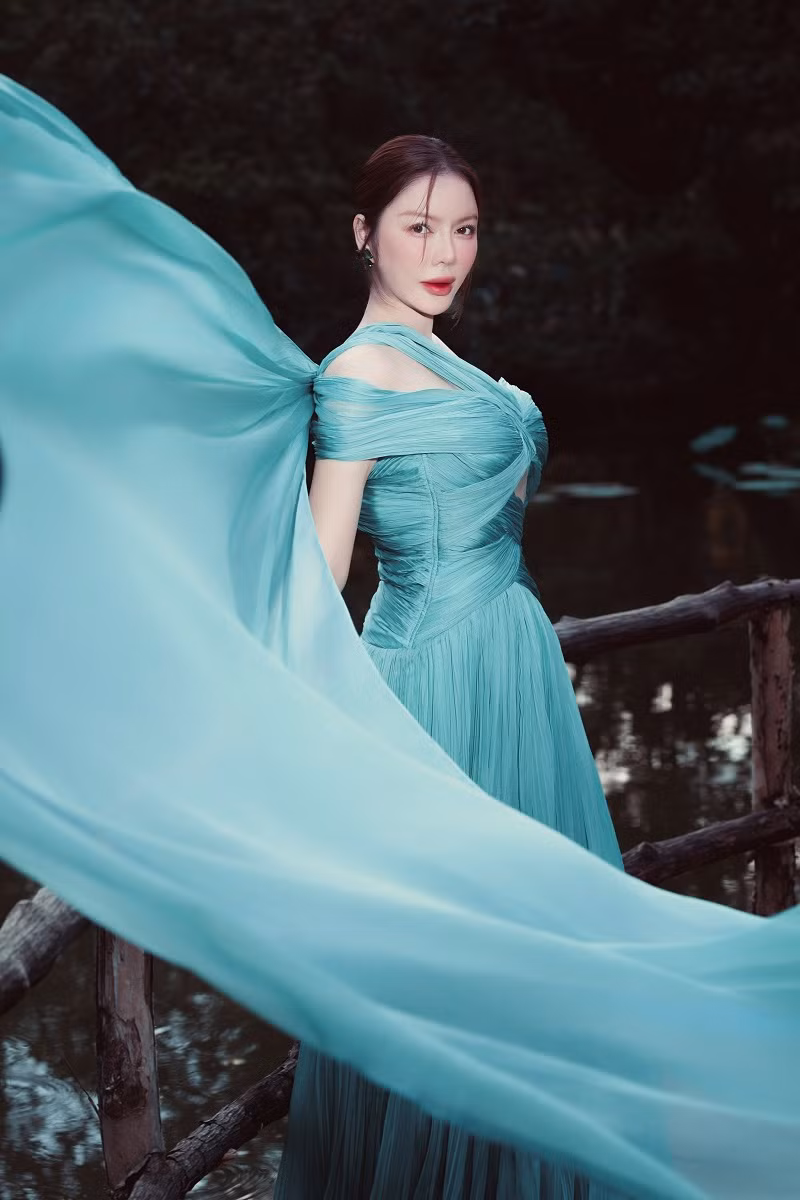 Nhà thiết kế mất gần 100 giờ để hoàn thiện chiếc váy và gần 30 mét vải để xếp ra những gợn nhỏ li ti cho trang phục.