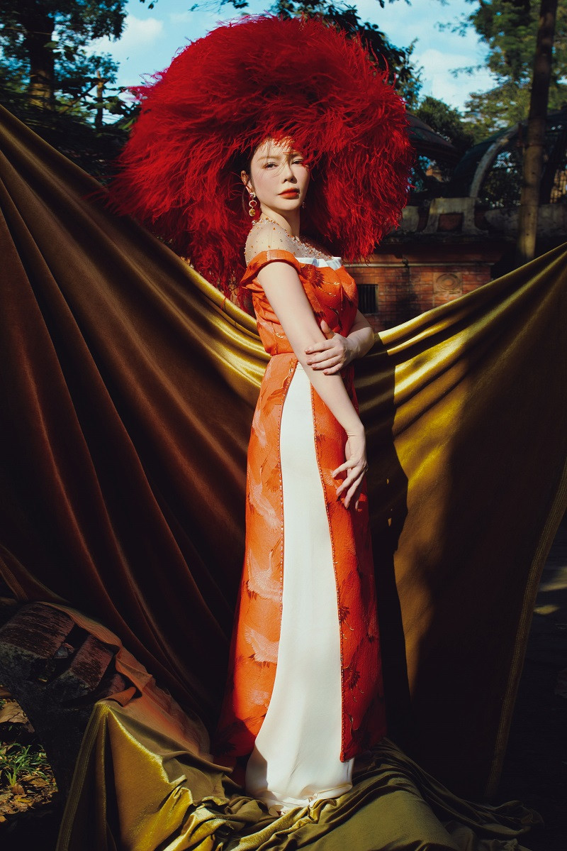 Cô kết hợp áo dài với những phụ kiện tạo nên phong cách thời trang độc đáo, vừa truyền thống vừa hiện đại.