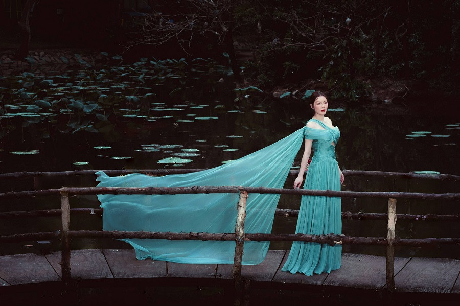 Thiết kế này được làm bằng chất liệu tơ cao cấp nhập từ Nhật, sử dụng kỹ thuật dập tay bằng nhiệt độ nóng giúp cho chiếc váy tạo ra những đường xếp nến ngẫu nhiên.