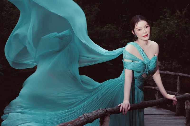 Màu xanh ngọc dịu nhẹ dường như tăng thêm sự ngọt ngào cho thiết kế này. Với phom dáng ôm sát cơ thể và các chi tiết cut-out khéo léo khoe được vòng eo thon thả của nữ diễn viên.