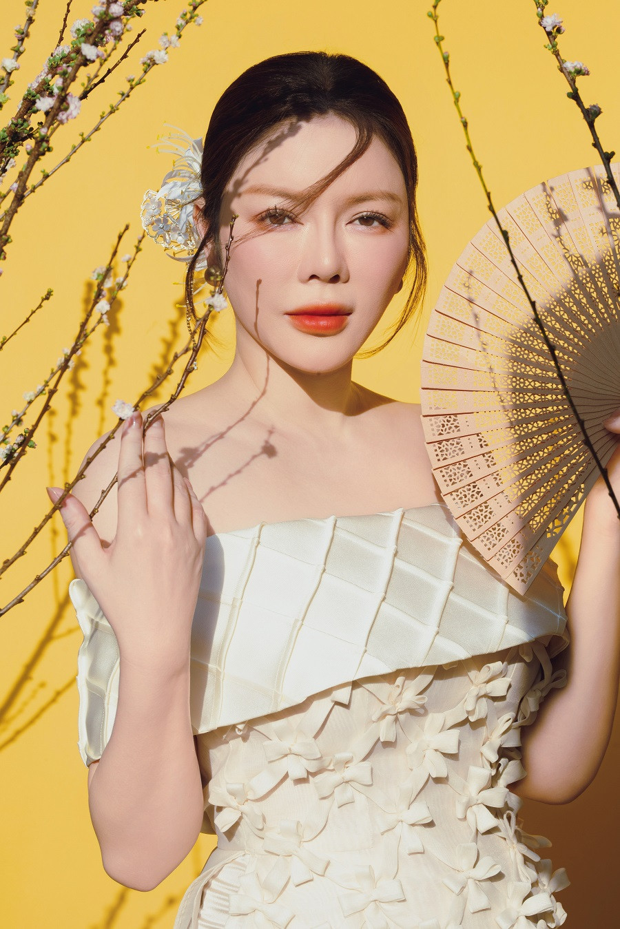 Lý Nhã Kỳ chia sẻ: "Tôi rất yêu Tết, bởi vì đây là dịp để tôi được trở về bên gia đình, được quây quần bên mâm cơm ngày Tết với những món ăn truyền thống như bánh chưng, thịt kho tàu, canh măng. Áo dài luôn là lựa chọn hàng đầu của tôi trong những dịp đặc biệt như thế này".