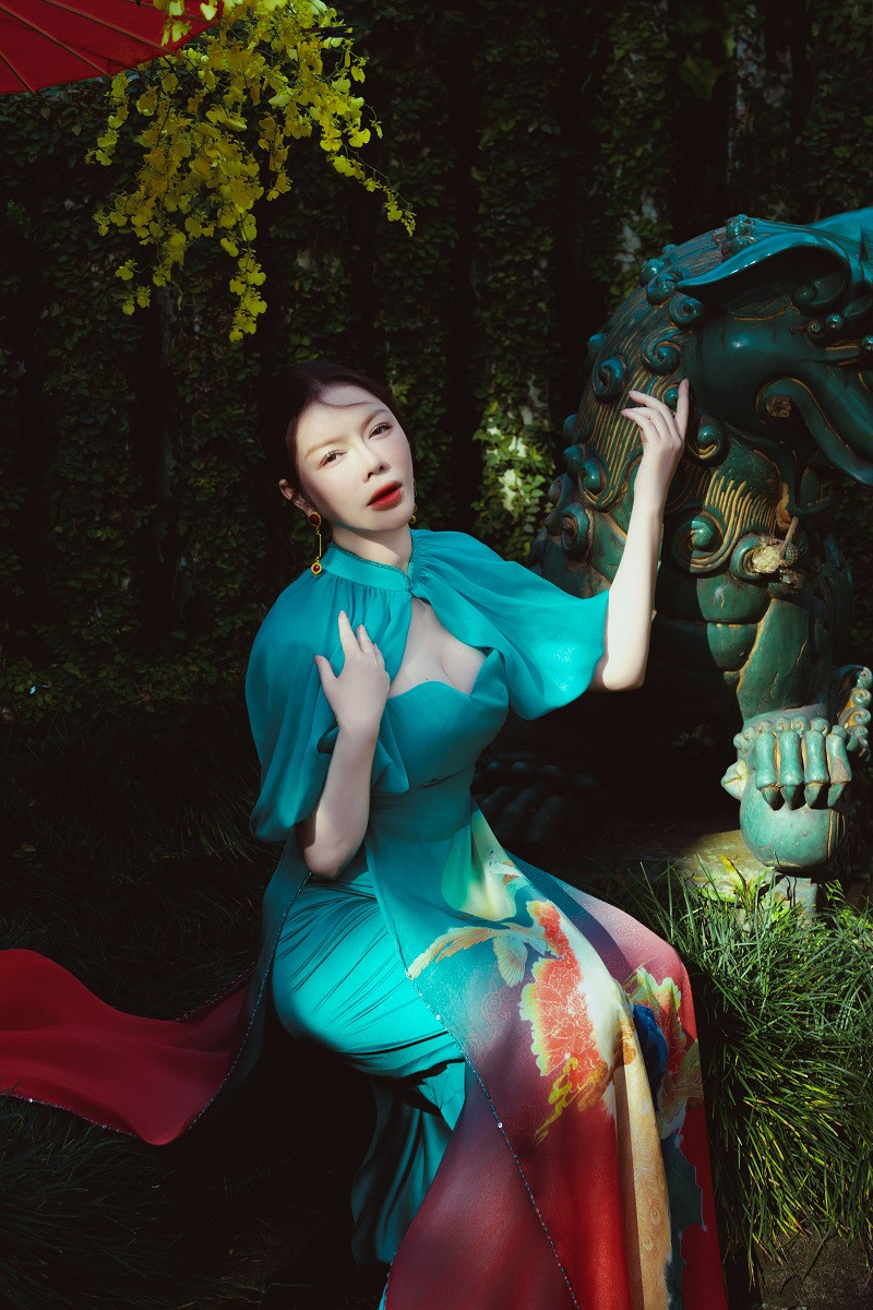 Bên cạnh những thiết kế áo dài truyền thống, Lý Nhã Kỳ cũng không ngại thử nghiệm những mẫu áo dài cách tân.