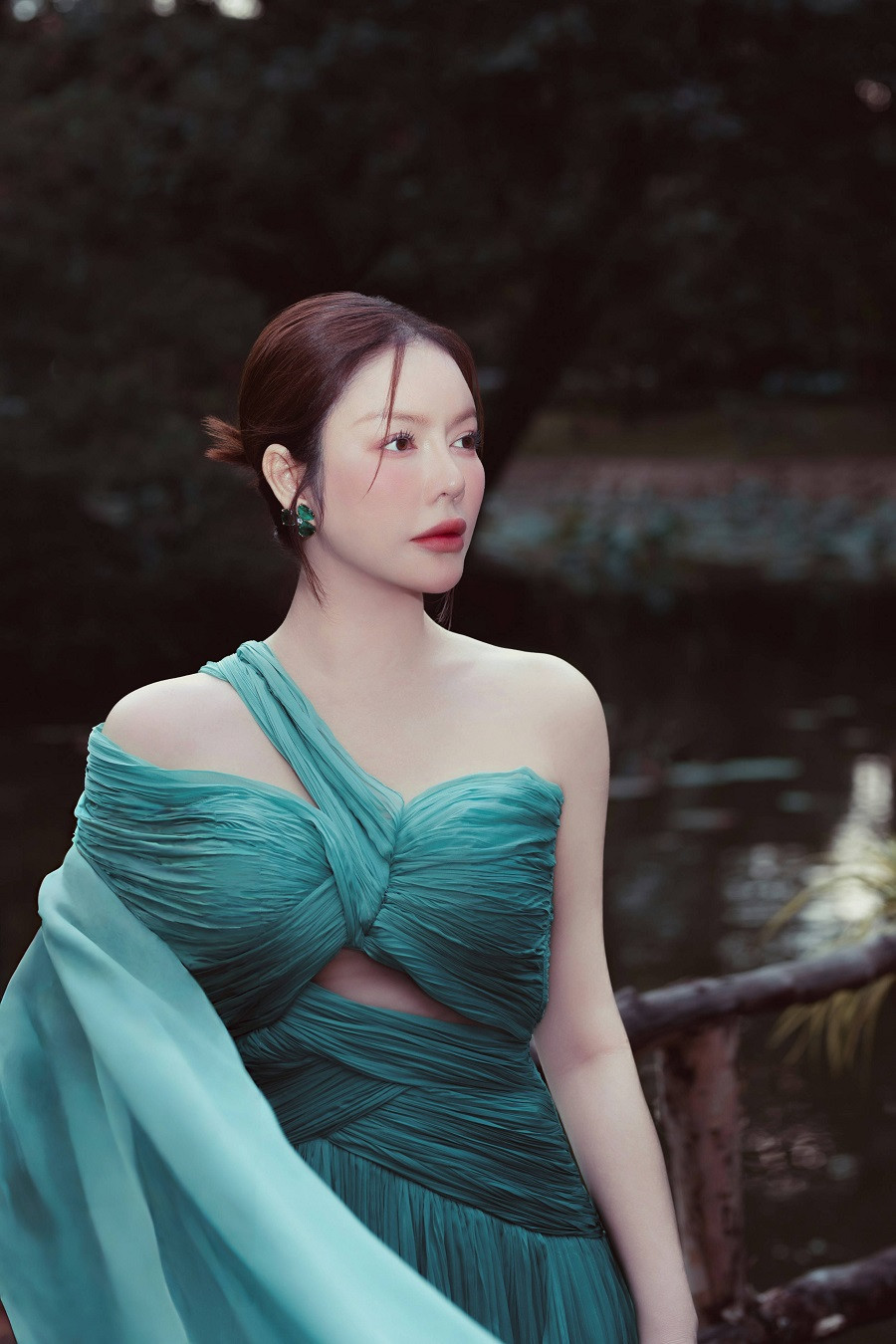 Ngoài các trang phục áo dài, Lý Nhã Kỳ đẹp hút mắt với bộ váy xanh quyến rũ.