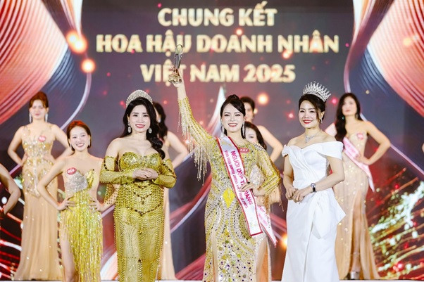"Đặc biệt nữa, em muốn dùng tình yêu thương của mình để chia sẻ đến những hoàn cảnh khó khăn, những trẻ em vùng cao với những sách vở, cây cầu, con đường, những ngôi trường cho các em học sinh thân yêu. Một lời nhắn nhủ cho các nữ doanh nhân, các bạn rất tài năng, rất giỏi nhưng Đại thi hào Nguyễn Du đã nói: “Trăm năm trong cõi người ta, chữ tâm kia mới bằng ba chữ tài”, không chỉ có tài năng, hãy dùng cái tâm của mình để kinh doanh đem lại cho xã hội những giá trị tốt đẹp”, người đẹp bày tỏ. Với câu trả lời ứng xử thông minh, dự án nhân ái thiết thực “Vòng tay yêu thương” đã giúp cô chinh phục ban giám khảo để giành ngôi vị Hoa hậu Nhân ái của cuộc thi Hoa hậu Doanh nhân Việt Nam 2025 – Miss Vietnam Business 2025. Cô cũng xuất sắc đạt giải thưởng phụ Người đẹp tài năng.