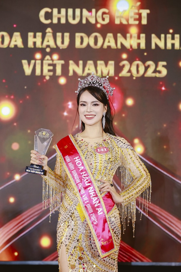 Cuộc thi Hoa hậu Doanh nhân Việt Nam 2025 – Miss Vietnam Business 2025 vừa khép lại với chiến thắng thuộc về người đẹp Hoàng Thu Thủy. Cô đăng quang ngôi vị Hoa hậu Doanh nhân Việt Nam 2025 và đạt hai giải phụ Người đẹp trí tuệ, Người đẹp được yêu thích nhất. Trong khi đó, mỹ nhân đến từ vùng đất quan họ Bắc Ninh – Đào Thị Ngân (trong ảnh) cũng lập cú đúp giải thưởng với danh hiệu Hoa hậu Nhân ái nhờ dự án “Vòng tay yêu thương” và giải thưởng phụ “Người đẹp tài năng”.