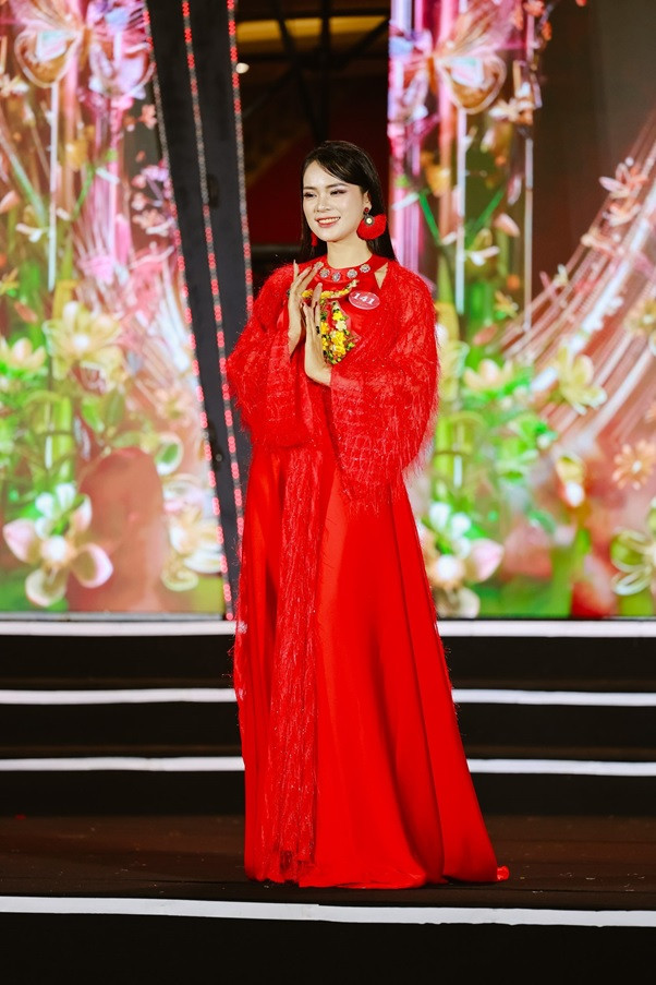 Trong đêm chung kết, Đào Thị Ngân trình diễn trang phục áo dài trong bộ sưu tập “Hương sắc mùa xuân” của nhà thiết kế Tony Phạm, khoe vẻ đẹp nhu mì, nền nã của người con gái Kinh Bắc.