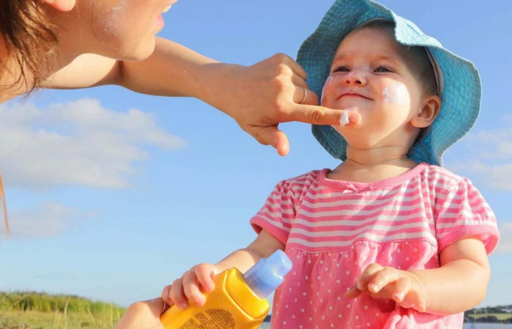 Huong dan lua chon kem chong nang an toan cho be