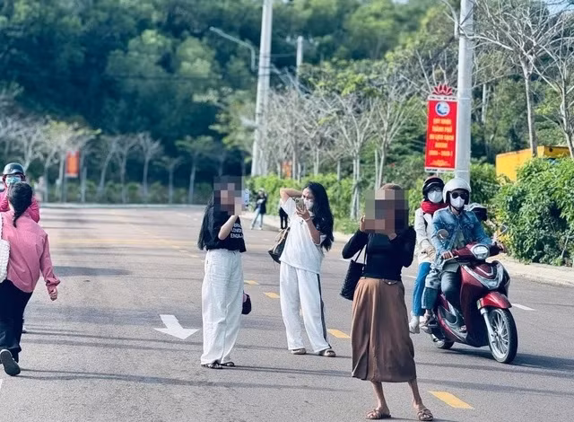 Xu ly du khach dung giua duong chup anh 