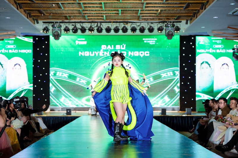 Cùng với Nguyễn Hợp, sự kiện quy tụ nhiều mẫu nhí tham gia trình diễn. Trong hình là người mẫu nhí Nguyễn Bảo Ngọc.