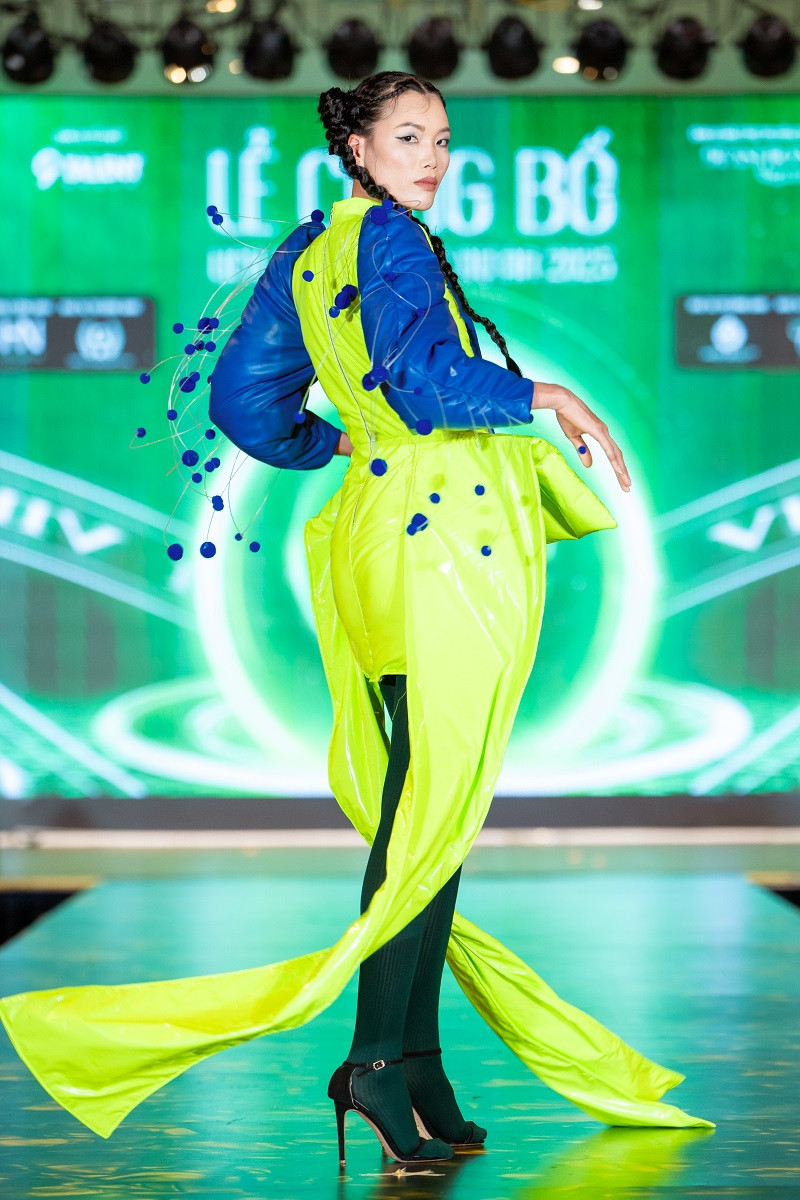 Trên sàn catwalk, Á quân Vietnam's Next Top Model 2015 Nguyễn Hợp hút sự chú ý bởi lối trình diễn tự tin, phong thái chuyên nghiệp.