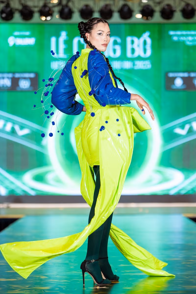 Trên sàn catwalk, Á quân Vietnam's Next Top Model 2015 Nguyễn Hợp hút sự chú ý bởi lối trình diễn tự tin, phong thái chuyên nghiệp.