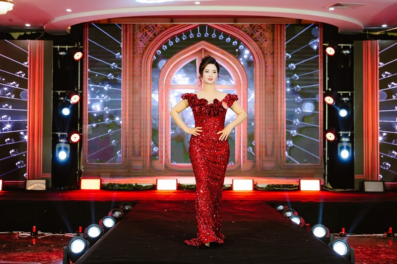 Trước đó, trong đêm bán kết, các thí sinh trải qua ba phần thi: Trang phục áo dài, trang phục công sở và trang phục dạ hội.