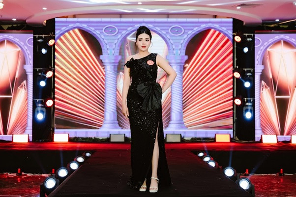 Diện trang phục dạ hội của NTK Tommy Nguyễn, các thí sinh khoe nhan sắc lộng lẫy, quyến rũ.