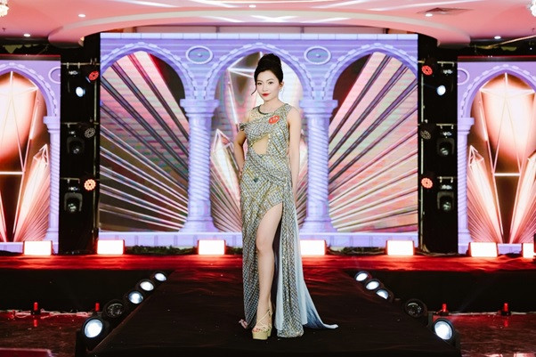 Những thiết kế gợi cảm giúp tôn lên sắc vóc dàn thí sinh.