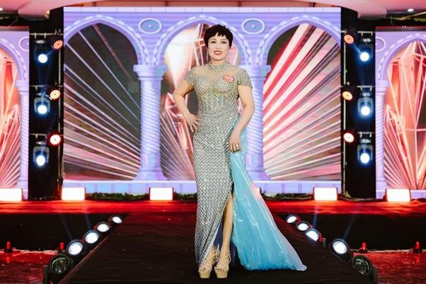 Top 20 người đẹp tự tin trình diễn trên sân khấu.