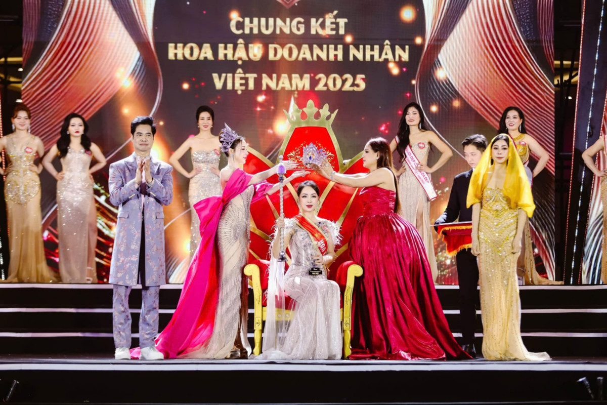 Trước đó, Hoàng Thu Thủy đăng quang trong đêm chung kết Hoa hậu Doanh nhân Việt Nam 2025, diễn ra tối 21/2, tại Hưng Yên. Ngoài ngôi vị hoa hậu, cô còn nhận giải thưởng phụ “Người đẹp được yêu thích nhất” và “Người đẹp trí tuệ”.