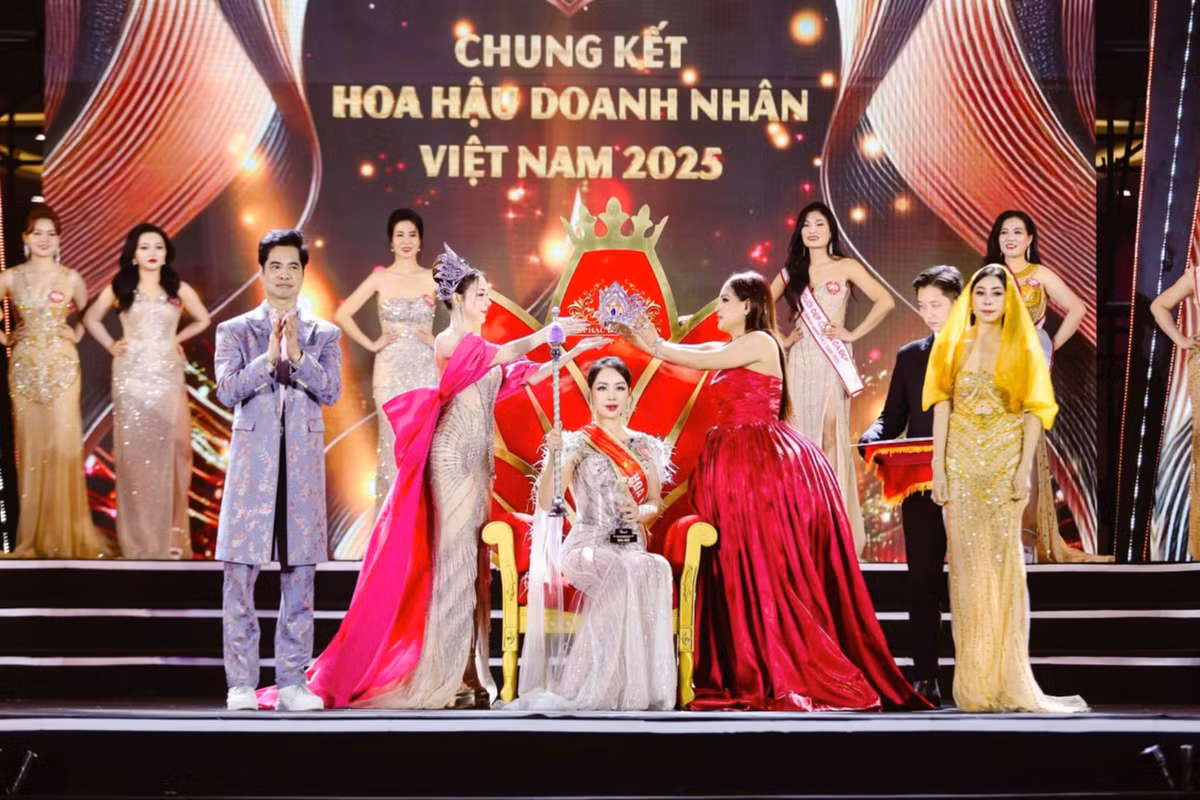 Trước đó, Hoàng Thu Thủy đăng quang trong đêm chung kết Hoa hậu Doanh nhân Việt Nam 2025, diễn ra tối 21/2, tại Hưng Yên. Ngoài ngôi vị hoa hậu, cô còn nhận giải thưởng phụ “Người đẹp được yêu thích nhất” và “Người đẹp trí tuệ”.