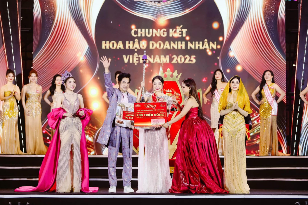 Với chiến thắng tại cuộc thi, tân Hoa hậu Doanh nhân Việt Nam 2025 nhận giải thưởng gồm 100 triệu tiền mặt, vương miện giá trị 1,5 tỷ đồng, quyền trượng, cúp, ghế, dải băng sash. Đặc biệt, tân Hoa hậu Doanh nhân Việt Nam 2025 - Miss Vietnam Business 2025 còn được trao tặng căn hộ có giá trị 2 tỷ đồng. Như vậy, tổng giá trị giải thưởng dành cho chủ nhân của ngôi vị cao quý nhất Hoa hậu Doanh nhân Việt Nam 2025 ước tính gần 4 tỷ đồng.