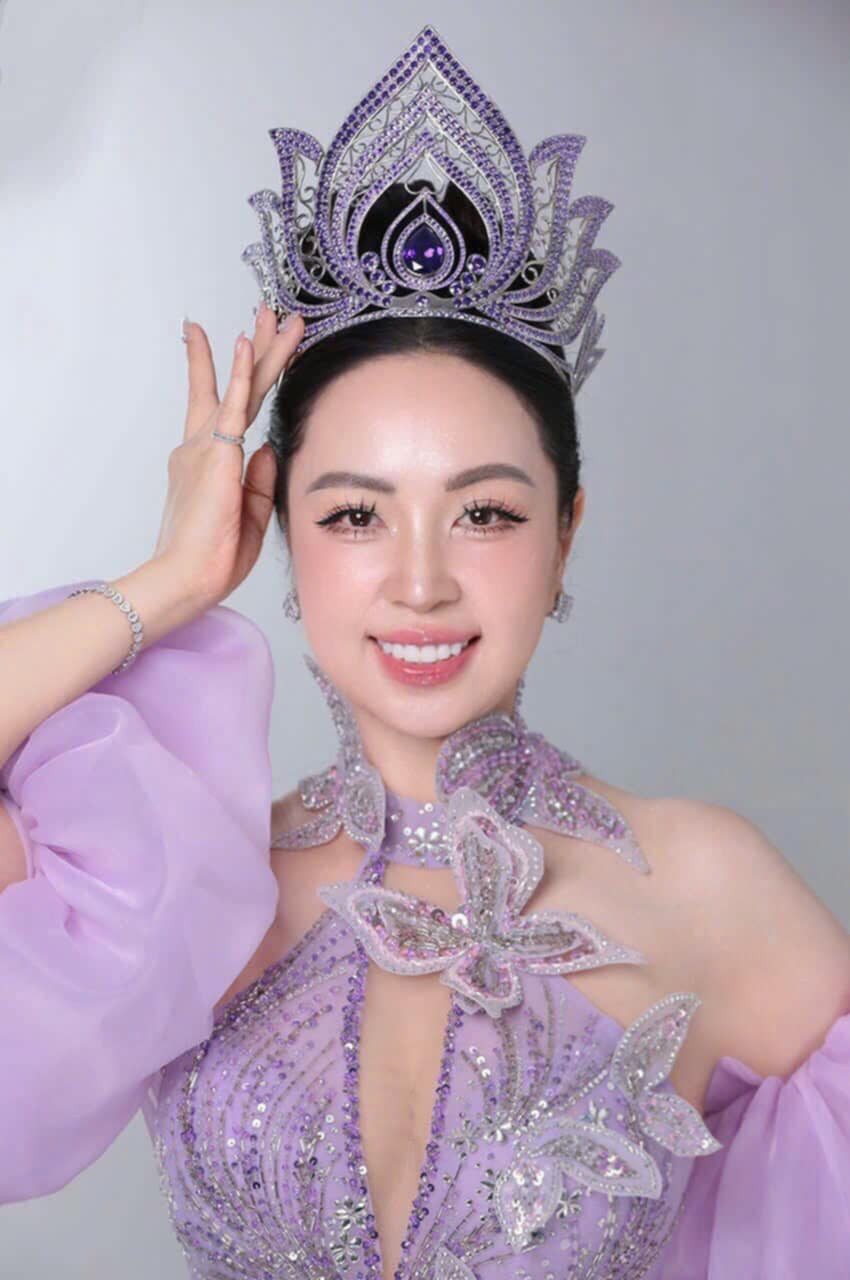 Trong bộ ảnh glamshot mới nhất, Hoa hậu Hoàng Thu Thuỷ khoe vẻ đẹp vương hậu rực rỡ trong đầm sequin lam ngọc lấp lánh, cùng tông màu với vương miện từ những viên kim cương, đá sapphire lam ngọc.