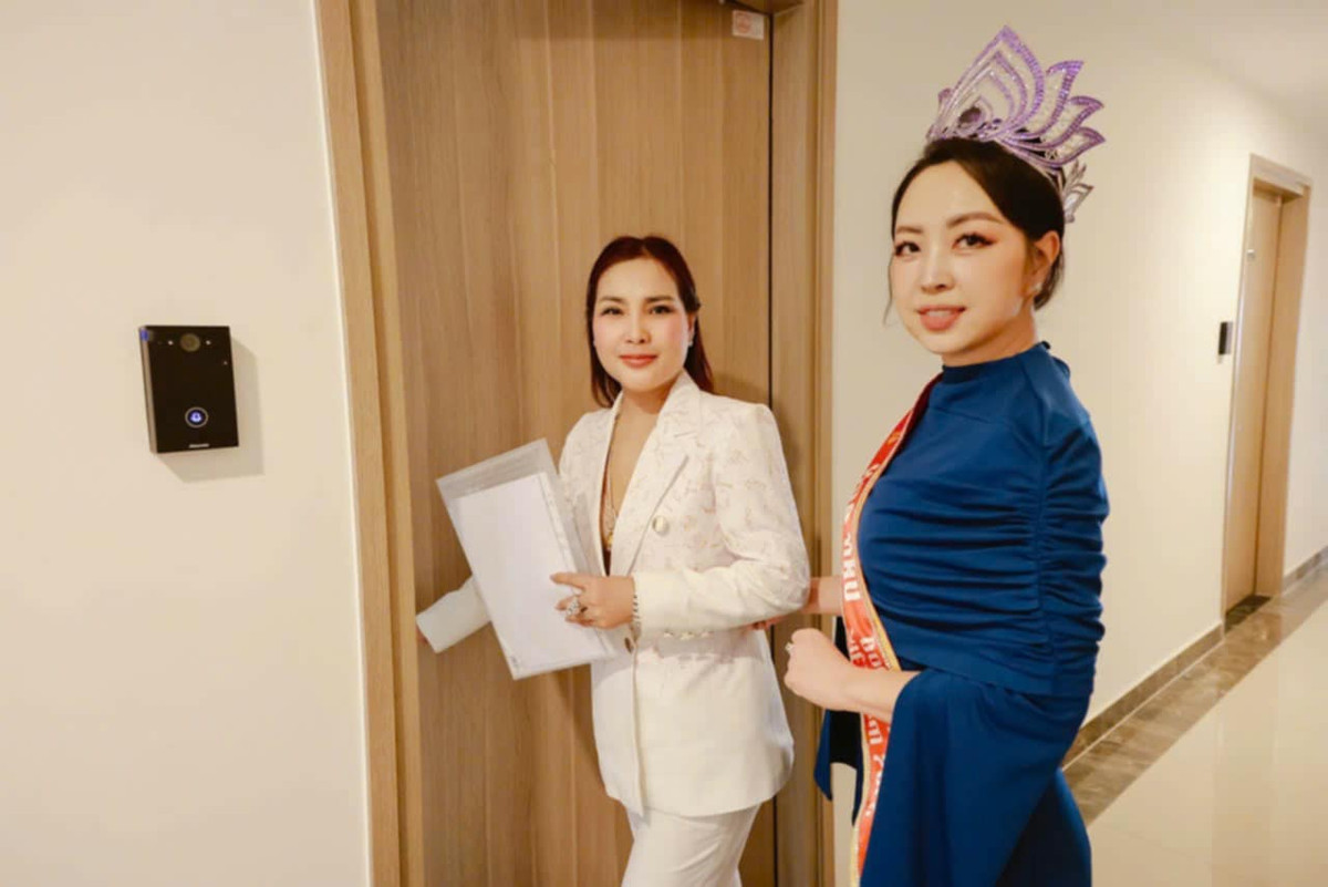 Mới nhất, nàng hậu khoe nhận phần thưởng căn hộ 2 tỷ tại Hưng Yên. Hoa hậu Đặng Gia Bena đại diện Ban tổ chức Hoa hậu Doanh nhân Việt Nam 2025 trao phần thưởng căn hộ cho tân hoa hậu.