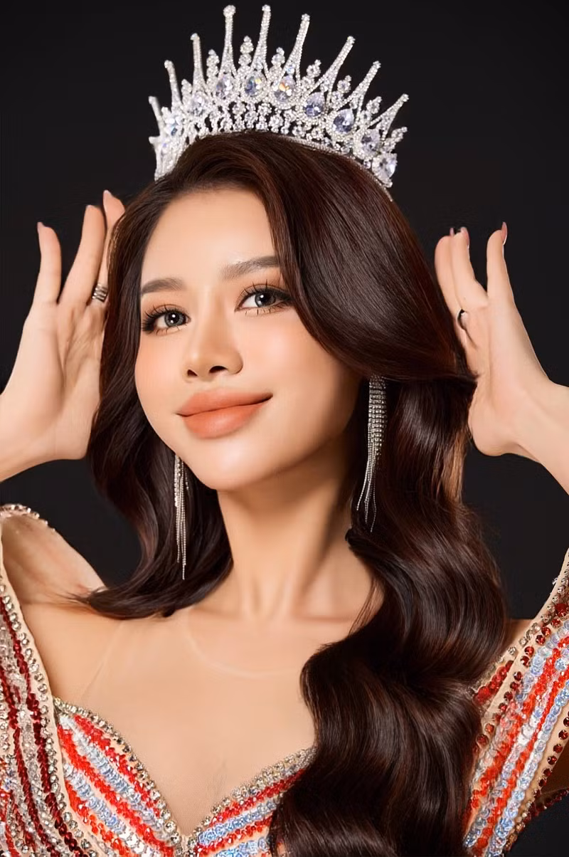  Á hậu Bùi Thị Huyền không quên gửi lời cảm ơn những người đã đồng hành cùng cô trong suốt hành trình cuộc thi. Cô cho biết gia đình, bạn bè và đồng nghiệp của cô đều rất hạnh phúc, tự hào về thành tích cô đạt được.