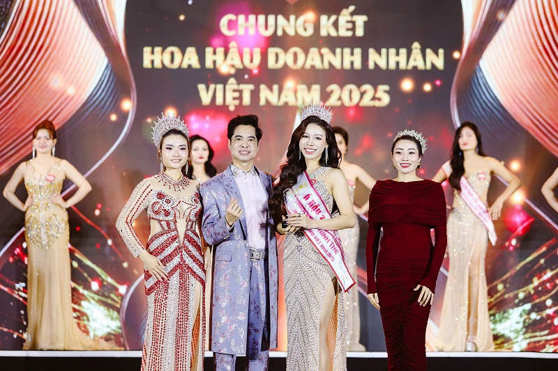 Trước đó, trong đêm chung kết cuộc thi Hoa hậu Doanh nhân Việt Nam 2025, Bùi Thị Huyền đã xuất sắc giành được danh vị Á hậu 2. Bên cạnh đó, nhờ vẻ đẹp “khuôn trăng đầy đặn, nét ngài nở nang”, cô còn nhận thêm giải thưởng phụ “Người đẹp hình thể”. Bùi Thị Huyền hiện đang là giám đốc hệ thống chuỗi phòng tập, cô được mệnh danh là “nữ hoàng phòng gym” bởi body “bốc lửa” cùng vòng ba căng đét 100 cm.