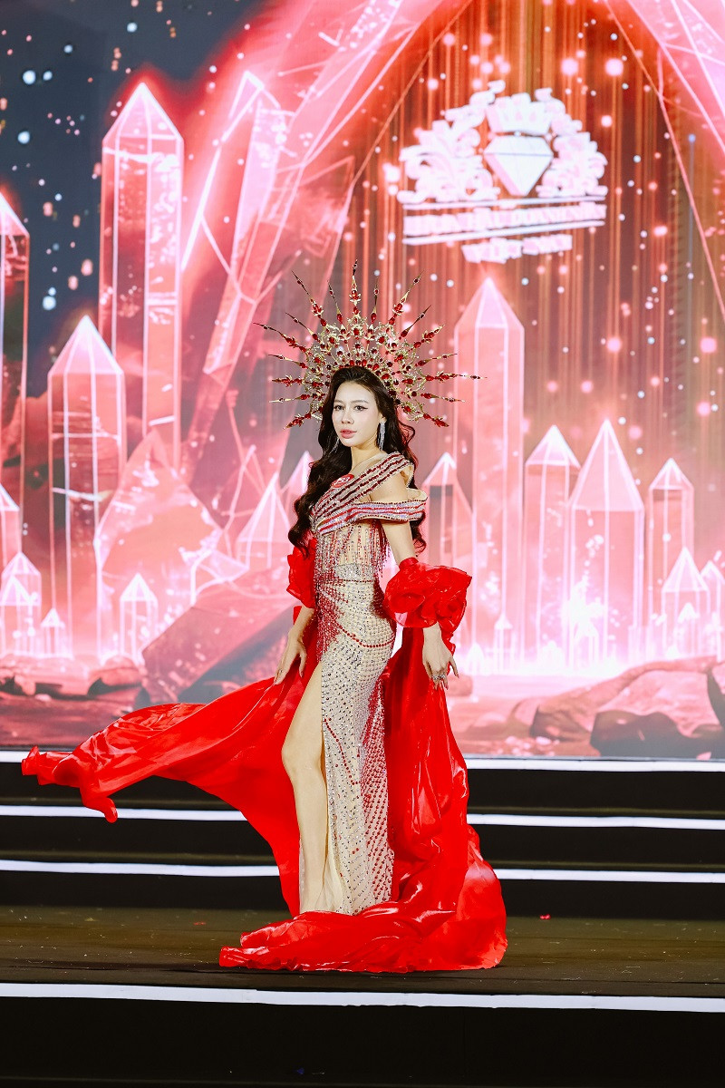 “Tôi sẽ tận dụng danh hiệu này để lan tỏa thông điệp về tầm quan trọng của việc rèn luyện sức khỏe, đặc biệt là cho phụ nữ. Tôi muốn truyền cảm hứng cho những người phụ nữ khỏe mạnh hơn, tự tin và thành công hơn. Ngoài ra, danh hiệu cũng giúp tôi có tiếng nói mạnh mẽ hơn trong các chiến dịch nâng cao nhận thức về sức khỏe, dinh dưỡng và cải thiện chất lượng cuộc sống”, nàng á hậu bày tỏ.