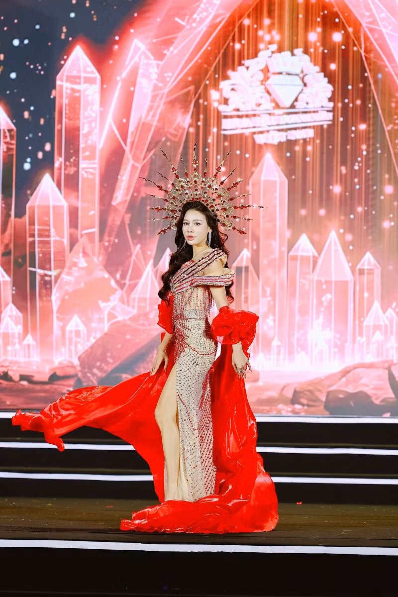 “Tôi sẽ tận dụng danh hiệu này để lan tỏa thông điệp về tầm quan trọng của việc rèn luyện sức khỏe, đặc biệt là cho phụ nữ. Tôi muốn truyền cảm hứng cho những người phụ nữ khỏe mạnh hơn, tự tin và thành công hơn. Ngoài ra, danh hiệu cũng giúp tôi có tiếng nói mạnh mẽ hơn trong các chiến dịch nâng cao nhận thức về sức khỏe, dinh dưỡng và cải thiện chất lượng cuộc sống”, nàng á hậu bày tỏ.