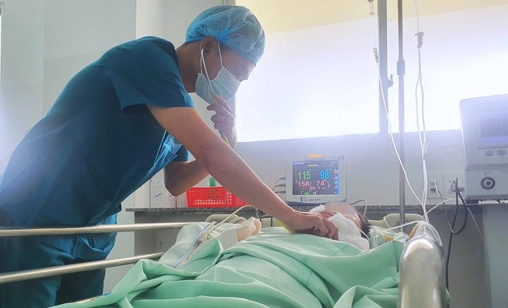 Nguoi phu nu bi cho pitbull can dut tai, chan thuong nguy kich-Hinh-3