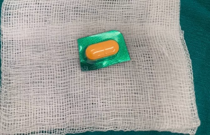 Nguoi dan ong so suat nuot vien thuoc con nguyen vo sac nhon