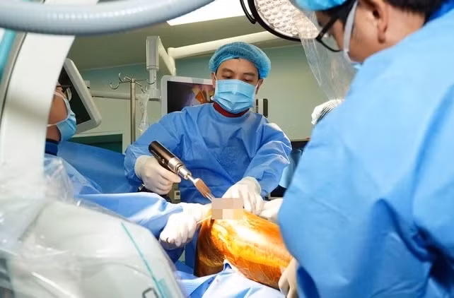 Xuan Son da van dong duoc ban chan, ngon chan sau phau thuat