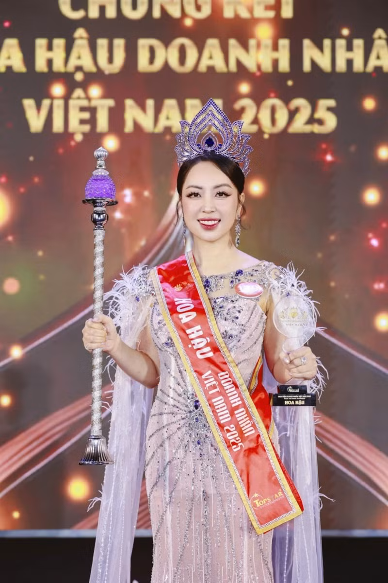 Hoang Thu Thuy dang quang Hoa hau Doanh nhan Viet Nam 2025-Hinh-3