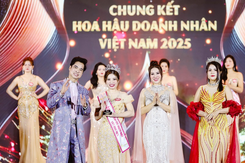 Phạm Thị Phương bày tỏ: “Tôi luôn tin rằng, một danh hiệu cao quý chỉ thực sự trọn vẹn khi nó được dùng để lan tỏa những điều tốt đẹp đến cộng đồng. Ngay sau khi đăng quang, tôi đã thực hiện chương trình hỗ trợ 50 chiếc chăn ấm cho bà con nghèo tại Đắk Lắk, Gia Lai. Đó không chỉ là những món quà vật chất, mà còn là thông điệp yêu thương, chia sẻ và khích lệ tinh thần dành cho những hoàn cảnh khó khăn. Trong tương lai, tôi sẽ nhân rộng những hoạt động thiện nguyện, hướng đến những người yếu thế trong xã hội. Tôi mong muốn được góp phần mang lại sự ấm áp, bình yên và hy vọng cho những cuộc đời còn nhiều thiếu thốn”.