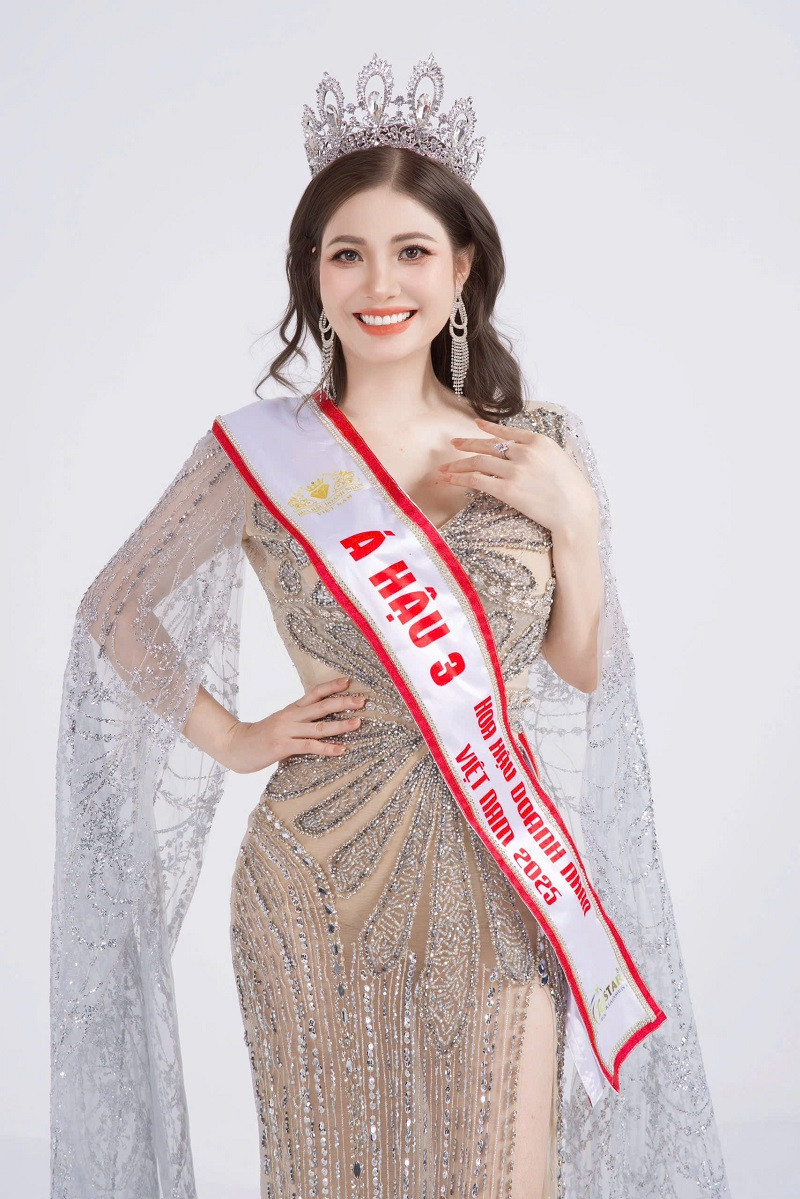 Phạm Thị Phương vừa chia sẻ bộ ảnh mới sau khi đạt danh hiệu Á hậu 3 cuộc thi Hoa hậu Doanh nhân Việt Nam 2025.