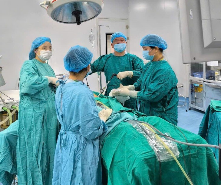 Boc tach u bi buong trung co xuong, toc cho benh nhan 35 tuoi-Hinh-2