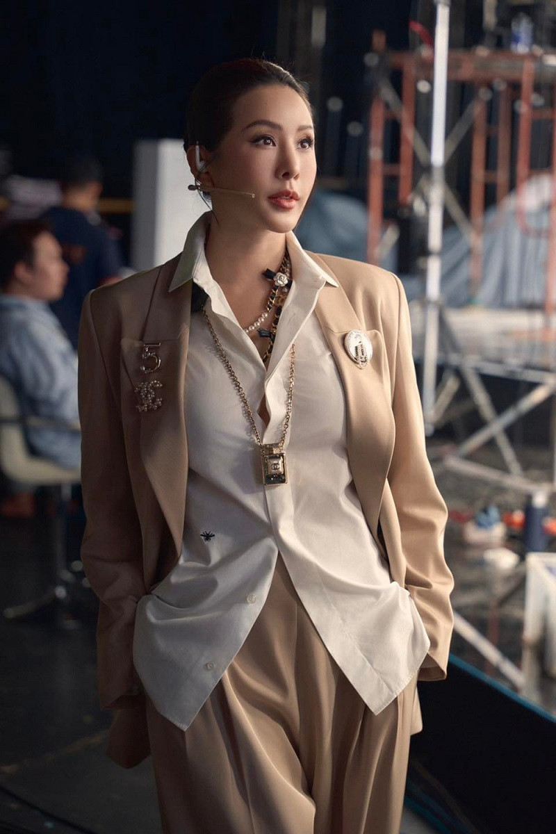 Cũng trong năm vừa qua, cô thường xuyên xuất hiện với vai trò giám khảo, cố vấn cho các cuộc thi nhan sắc, diễn giả các sự kiện về gia đình – phụ nữ - kinh doanh.