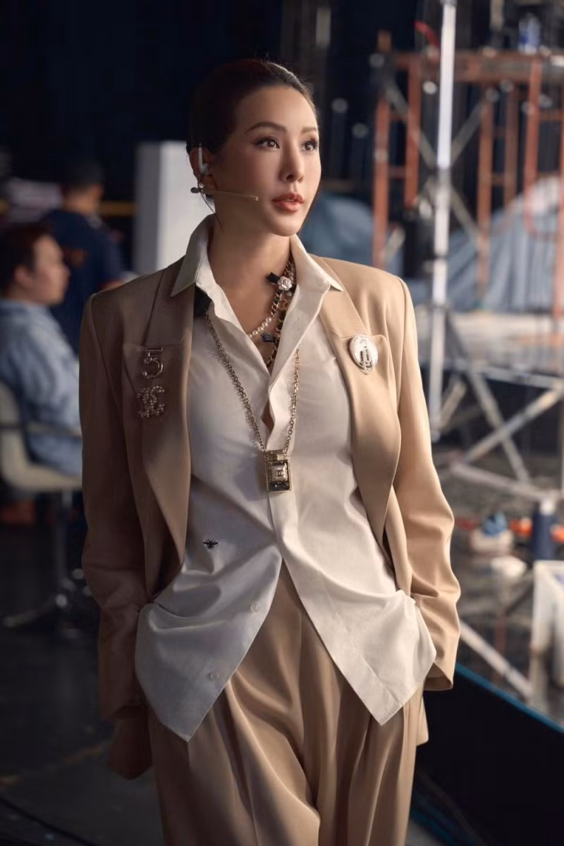 Cũng trong năm vừa qua, cô thường xuyên xuất hiện với vai trò giám khảo, cố vấn cho các cuộc thi nhan sắc, diễn giả các sự kiện về gia đình – phụ nữ - kinh doanh.