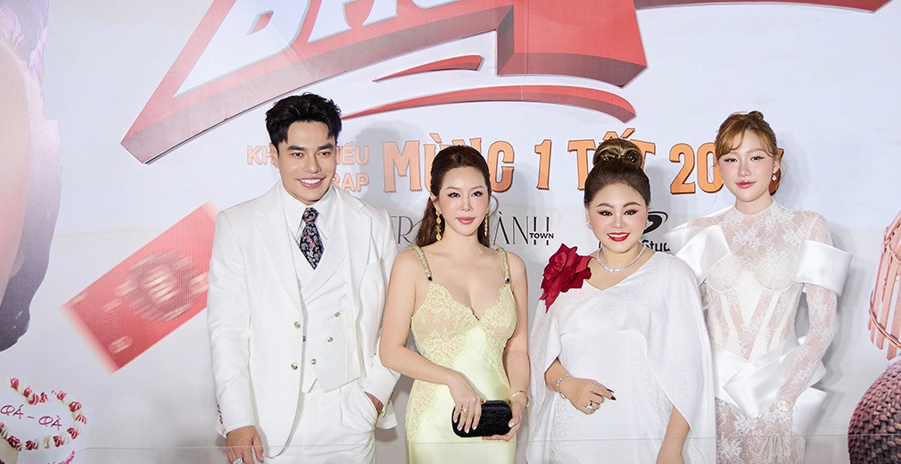 Trên thảm đỏ, bà mẹ 3 con tự tin khoe vẻ trẻ trung, quyến rũ khi giao lưu, chụp hình kỷ niệm cùng ê-kíp đoàn phim. Đặc biệt, Thu Hoài còn khiến nhiều người bất ngờ khi tiết lộ góp vai trong bộ phim Tết đang được khán giả quan tâm, chờ đợi ra rạp.