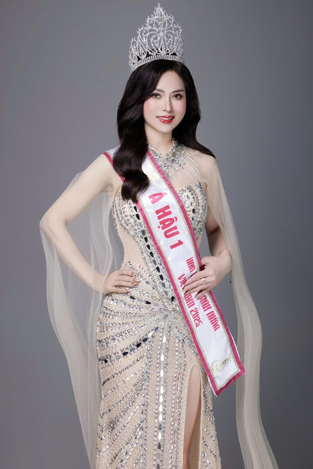 Đăng quang Á hậu 1 cuộc thi Hoa hậu Doanh nhân Việt Nam 2025, Nguyễn Thị Thu Huyền đã truyền cảm hứng về lòng nhân ái trong cộng đồng doanh nhân Việt Nam. Đối với Á hậu đến từ Hải Phòng, sứ mệnh của cô không chỉ dừng lại ở danh hiệu đạt được mà còn là trách nhiệm đối với xã hội.