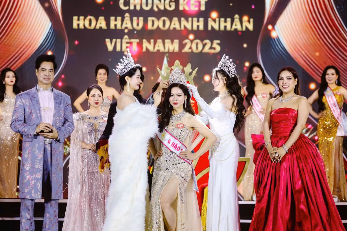 Trước đó, trong đêm chung kết cuộc thi Hoa hậu Doanh nhân Việt Nam 2025, Nguyễn Thị Thu Huyền đã xuất sắc vượt qua hàng loạt các thí sinh để chinh phục ngôi vị á hậu 1.